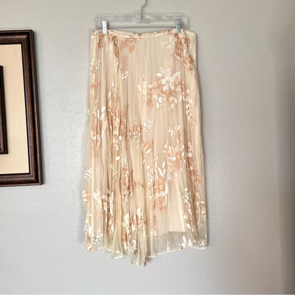 NWT Vince Natural Burnout Floral Silk Like Pleated Midi Skirt in Cream Size 12 - Picture 2 of 10